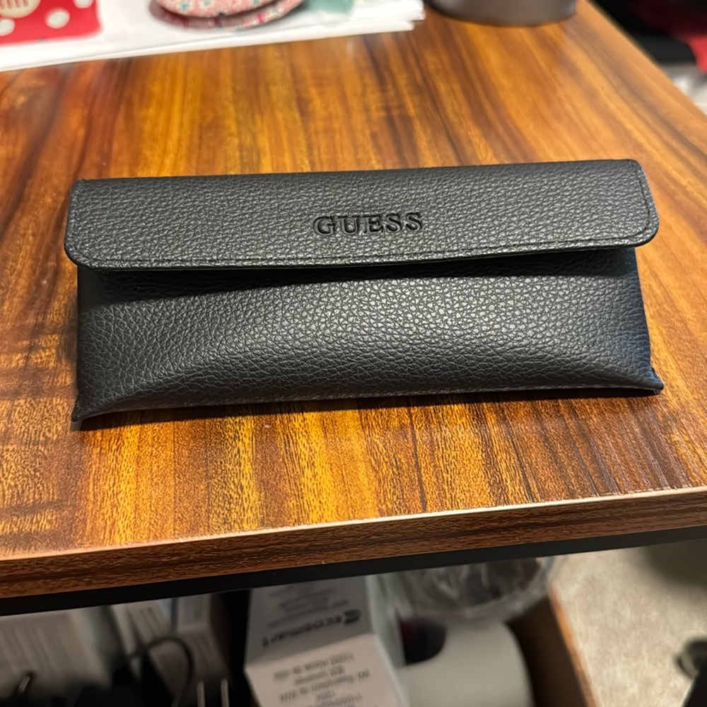 Guess Eye-Glass case - Black w/cleaning cloth